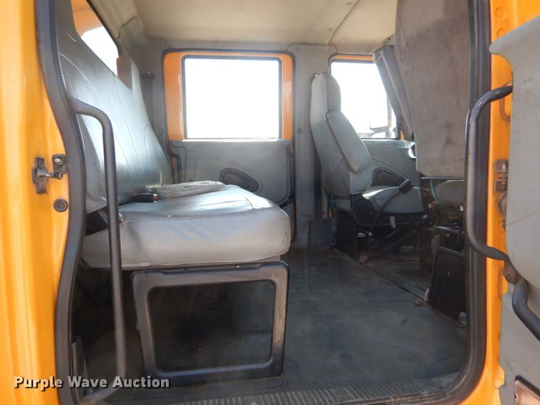 image for item DF3057 2005 International 7400 Crew Cab dump truck