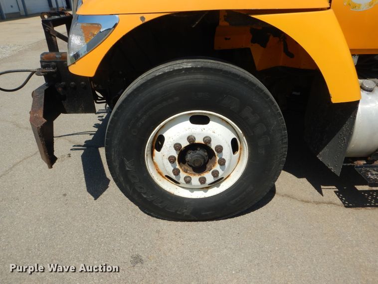 image for item DF3057 2005 International 7400 Crew Cab dump truck