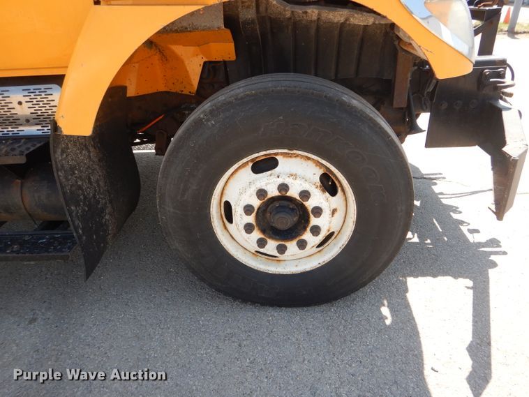 image for item DF3057 2005 International 7400 Crew Cab dump truck