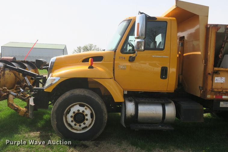 image for item DF5110 2006 International 7400 dump truck