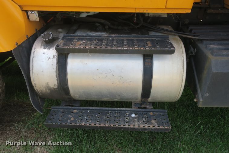 image for item DF5110 2006 International 7400 dump truck