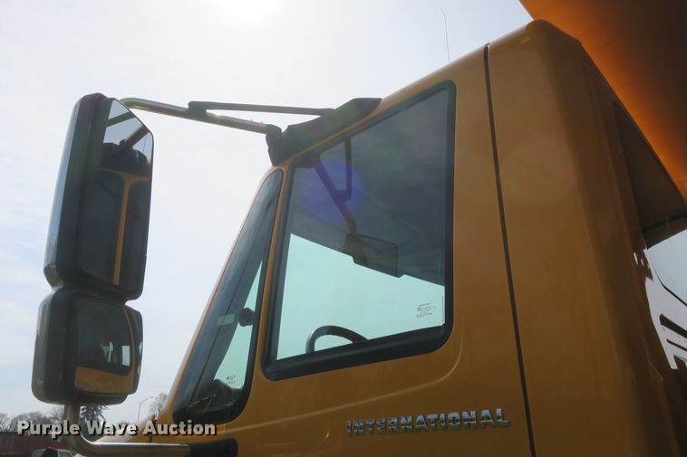 image for item DF5110 2006 International 7400 dump truck