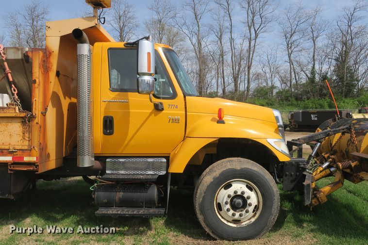 image for item DF5110 2006 International 7400 dump truck