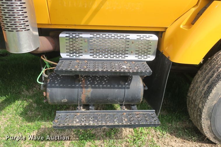 image for item DF5110 2006 International 7400 dump truck