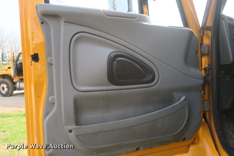 image for item DF5110 2006 International 7400 dump truck