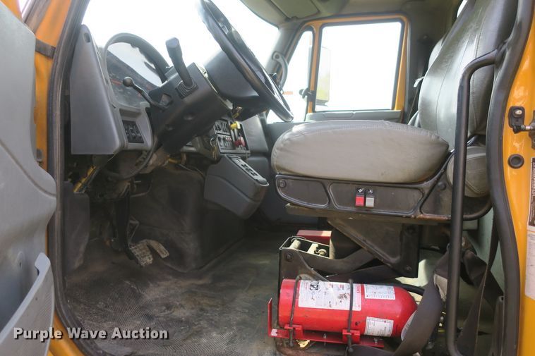 image for item DF5110 2006 International 7400 dump truck