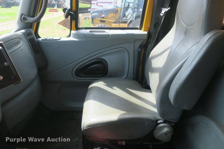 image for item DF5110 2006 International 7400 dump truck