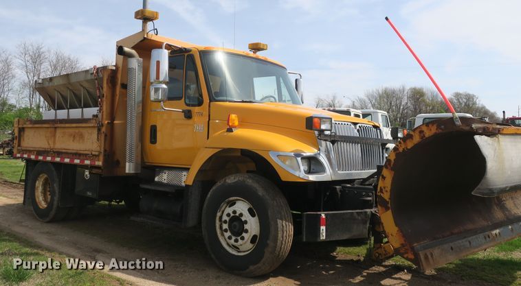 image for item DF5110 2006 International 7400 dump truck