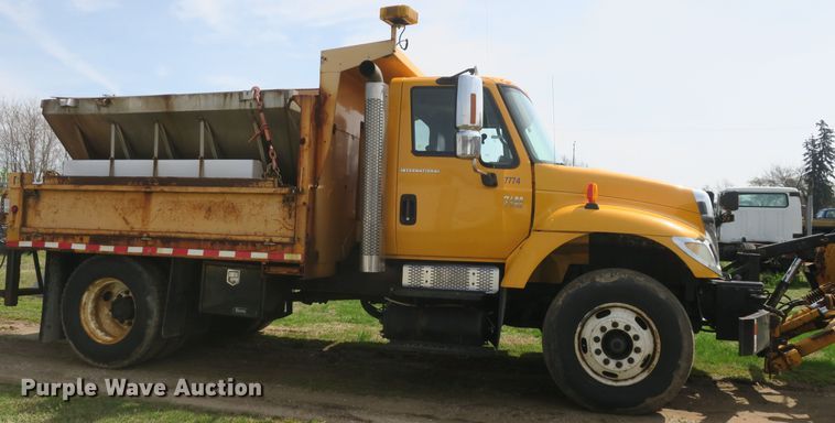 image for item DF5110 2006 International 7400 dump truck