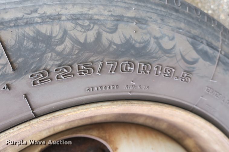 image for item DF5121 1993 GMC Sierra C3500 bucket truck