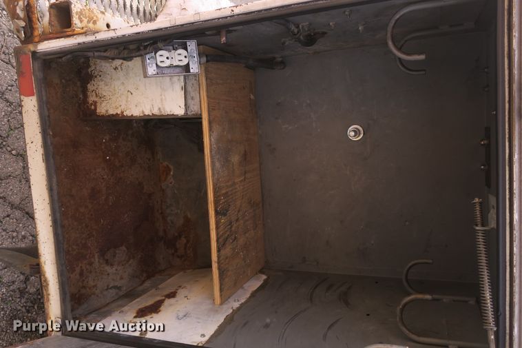 image for item DF5121 1993 GMC Sierra C3500 bucket truck