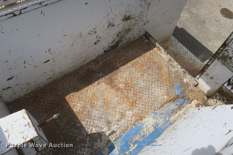 image for item DF5121 1993 GMC Sierra C3500 bucket truck