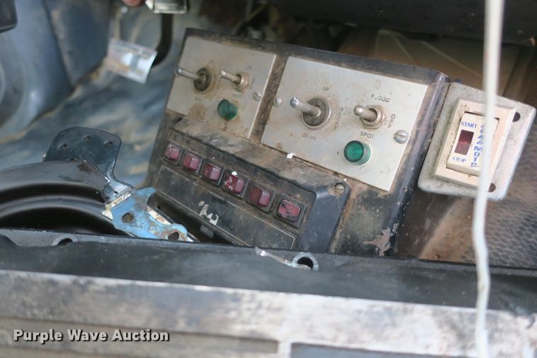 image for item DF5121 1993 GMC Sierra C3500 bucket truck