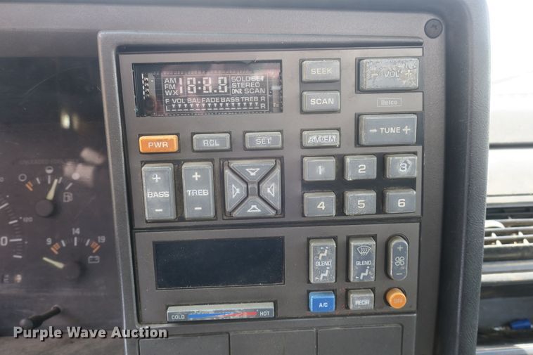 image for item DF5121 1993 GMC Sierra C3500 bucket truck