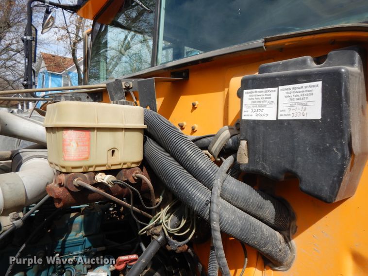 image for item DG6372 1995 International 3800 school bus