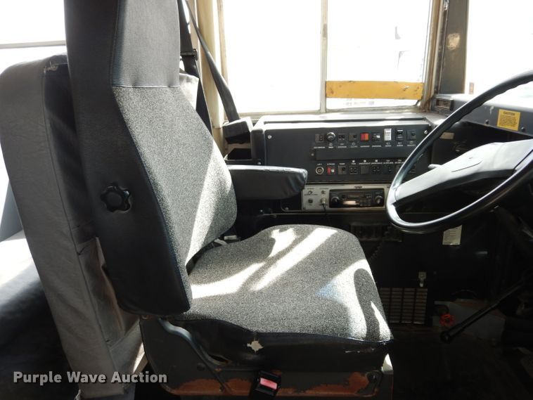 image for item DG6372 1995 International 3800 school bus