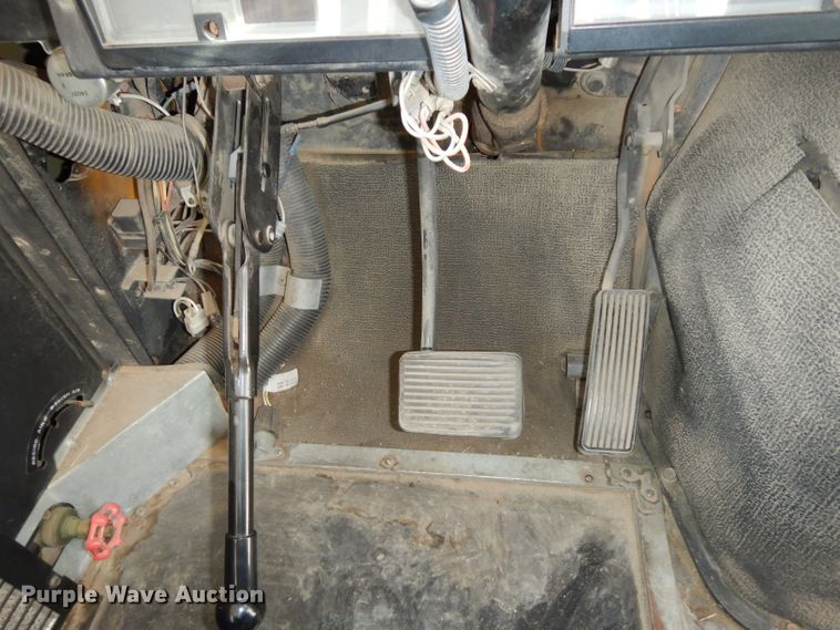 image for item DG6372 1995 International 3800 school bus