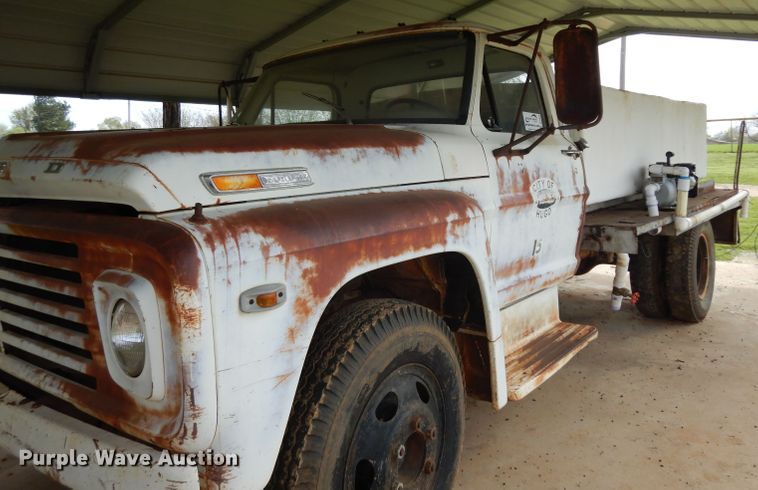 image for item DH2454 1970 Ford F600 flatbed truck