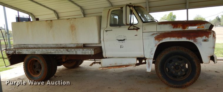 image for item DH2454 1970 Ford F600 flatbed truck