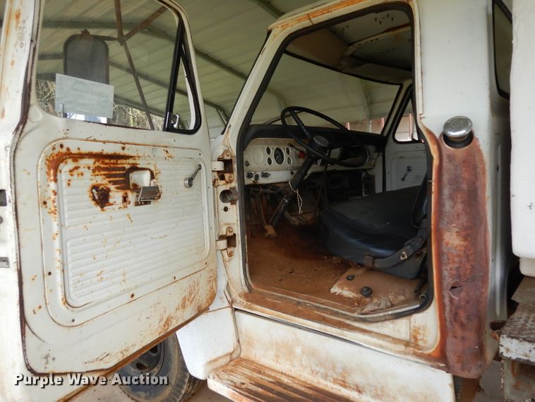 image for item DH2454 1970 Ford F600 flatbed truck