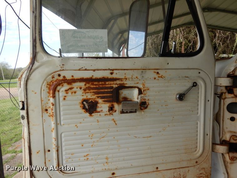 image for item DH2454 1970 Ford F600 flatbed truck