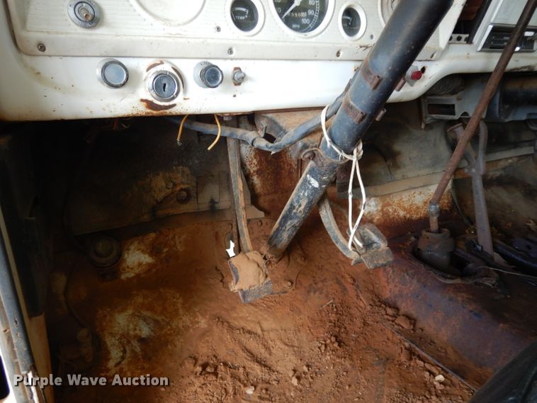 image for item DH2454 1970 Ford F600 flatbed truck