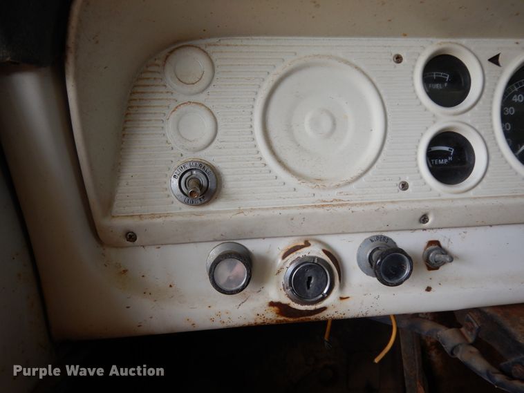 image for item DH2454 1970 Ford F600 flatbed truck