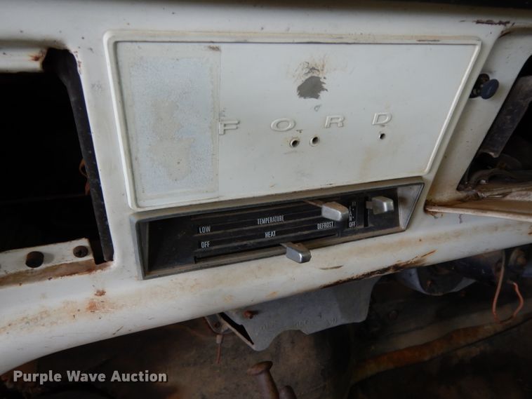 image for item DH2454 1970 Ford F600 flatbed truck