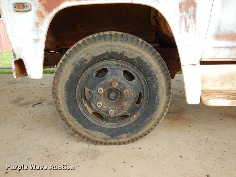 image for item DH2454 1970 Ford F600 flatbed truck