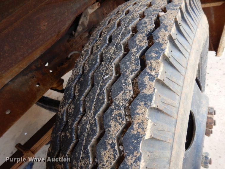 image for item DH2454 1970 Ford F600 flatbed truck