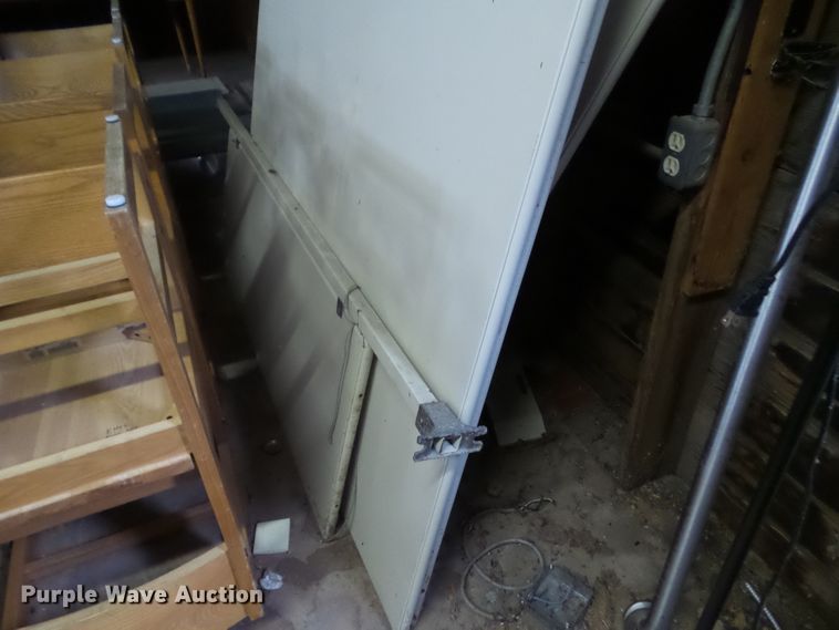 image for item EM9947 (2) bathroom partitions