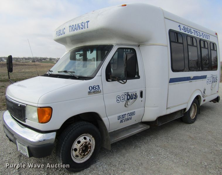 image for item FD9399 2006 Ford E350 Super Duty shuttle bus