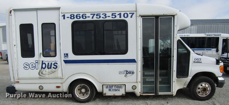 image for item FD9399 2006 Ford E350 Super Duty shuttle bus