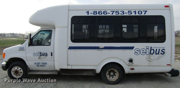 image for item FD9399 2006 Ford E350 Super Duty shuttle bus
