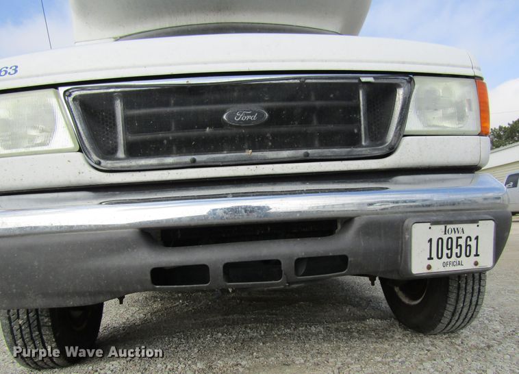 image for item FD9399 2006 Ford E350 Super Duty shuttle bus