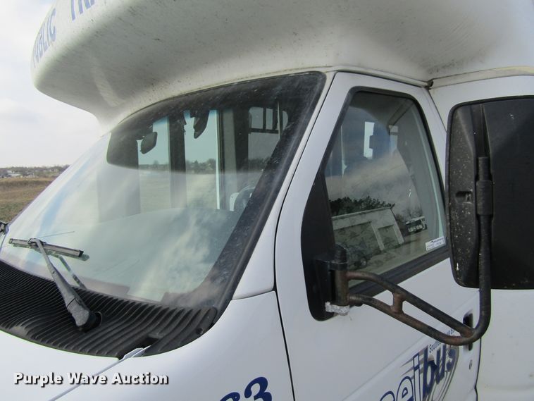 image for item FD9399 2006 Ford E350 Super Duty shuttle bus