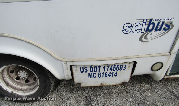 image for item FD9399 2006 Ford E350 Super Duty shuttle bus