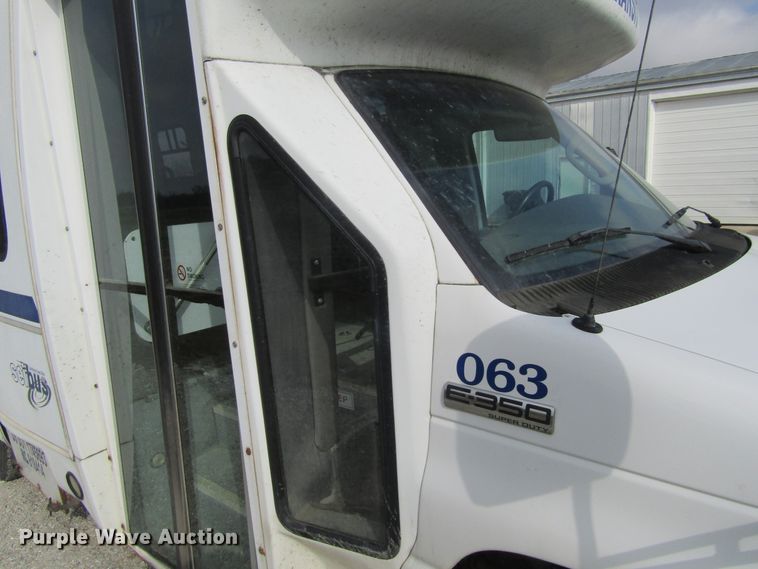 image for item FD9399 2006 Ford E350 Super Duty shuttle bus