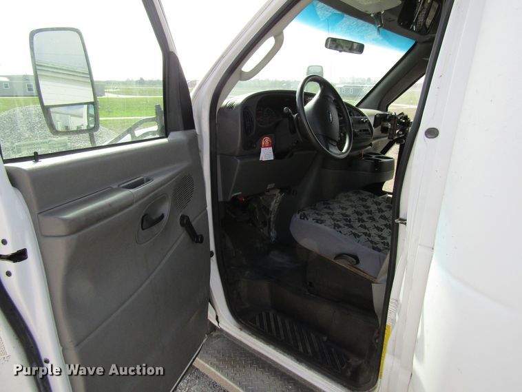 image for item FD9399 2006 Ford E350 Super Duty shuttle bus