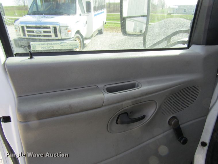 image for item FD9399 2006 Ford E350 Super Duty shuttle bus
