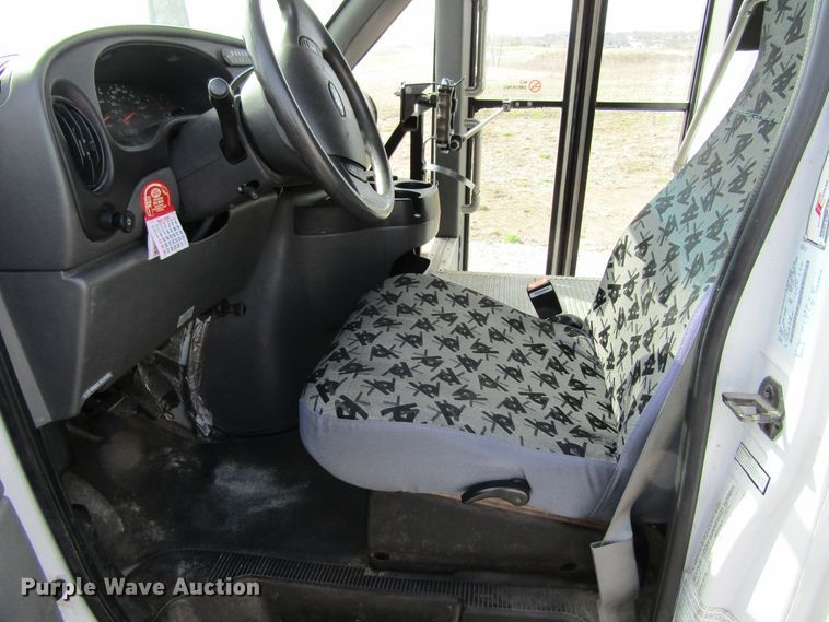 image for item FD9399 2006 Ford E350 Super Duty shuttle bus