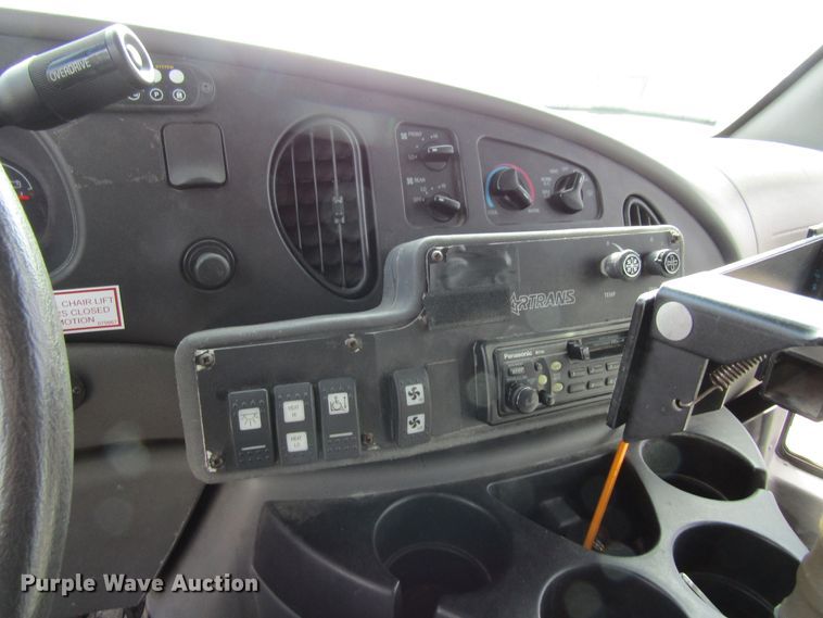 image for item FD9399 2006 Ford E350 Super Duty shuttle bus