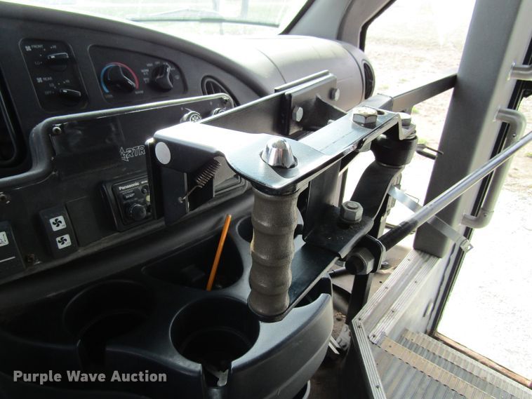 image for item FD9399 2006 Ford E350 Super Duty shuttle bus