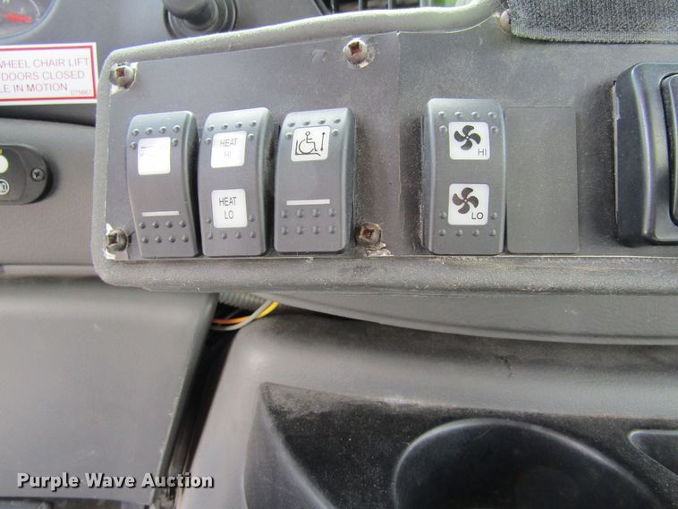 image for item FD9399 2006 Ford E350 Super Duty shuttle bus