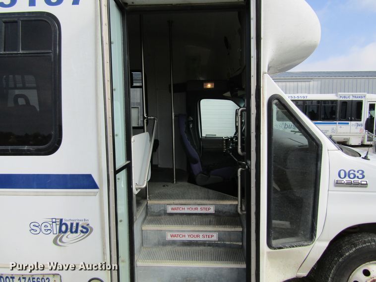 image for item FD9399 2006 Ford E350 Super Duty shuttle bus