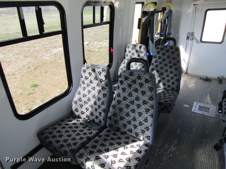 image for item FD9399 2006 Ford E350 Super Duty shuttle bus