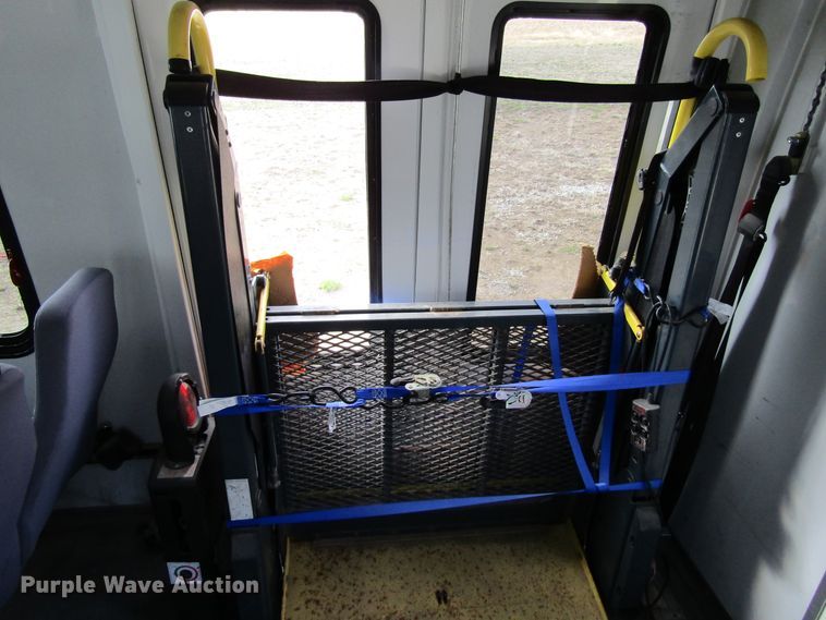 image for item FD9399 2006 Ford E350 Super Duty shuttle bus