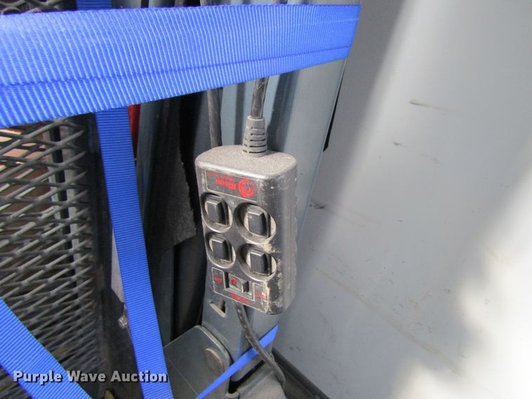 image for item FD9399 2006 Ford E350 Super Duty shuttle bus