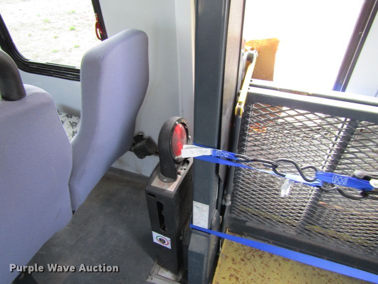 image for item FD9399 2006 Ford E350 Super Duty shuttle bus