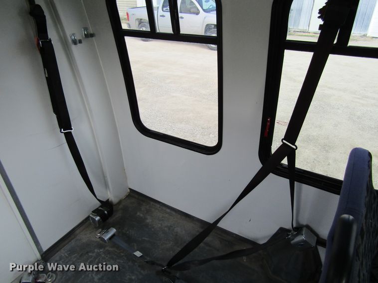 image for item FD9399 2006 Ford E350 Super Duty shuttle bus